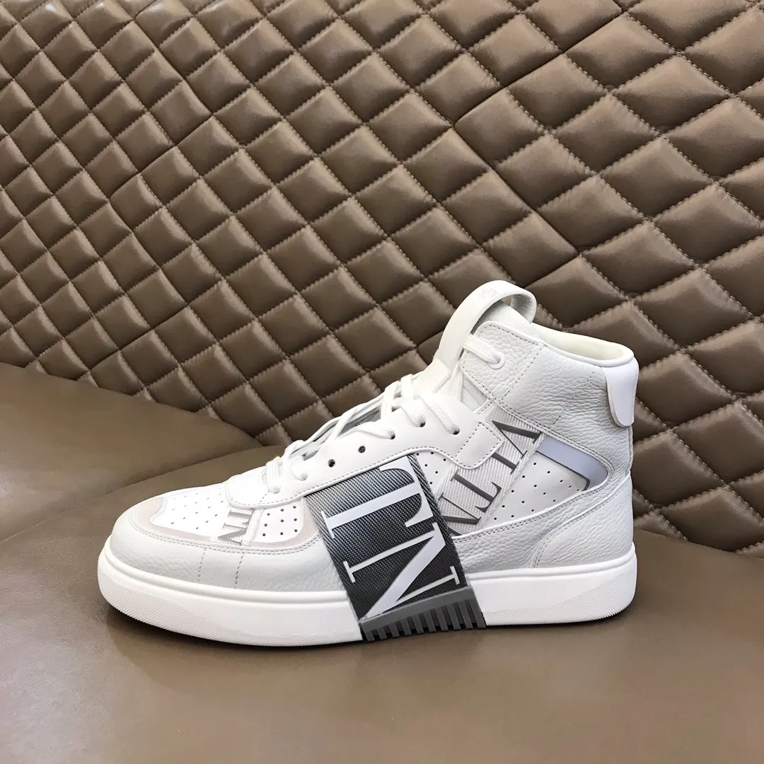 p480 "VALETINO**" new high-top 🆕 calfskin lace-up sneakers. No man should be able to refuse these shoes. The classic color scheme is so handsome! Purchase a high-precision replica of the original version to instantly sell off the market currency! 6 VLTN logo rubber effect straps - Valentino Garavani Logo printed on the back and tongue, all materials are customized to ensure quality! Size: 38-44